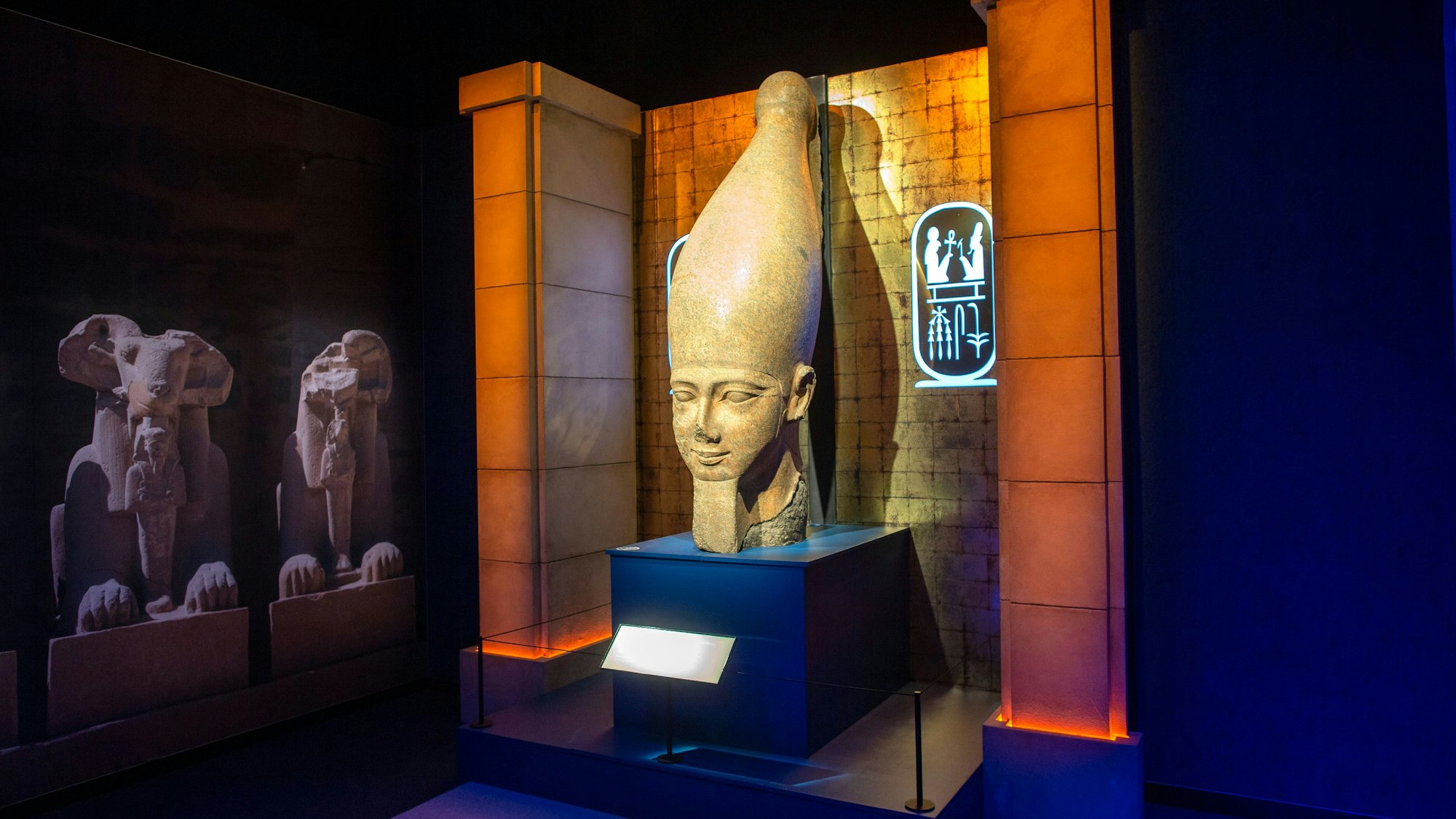 Die Ausstellung „Ramses und das Gold der Pharaonen“ ist ab dem 13. Juni 2024 in Köln zu sehen. Herzstück ist der echte Sarkophag von Ramses II. Alle Objekte stammen aus Museen und historischen Stätten in Ägypten. Im Bild: die Kolossalstatue von Ramses II.