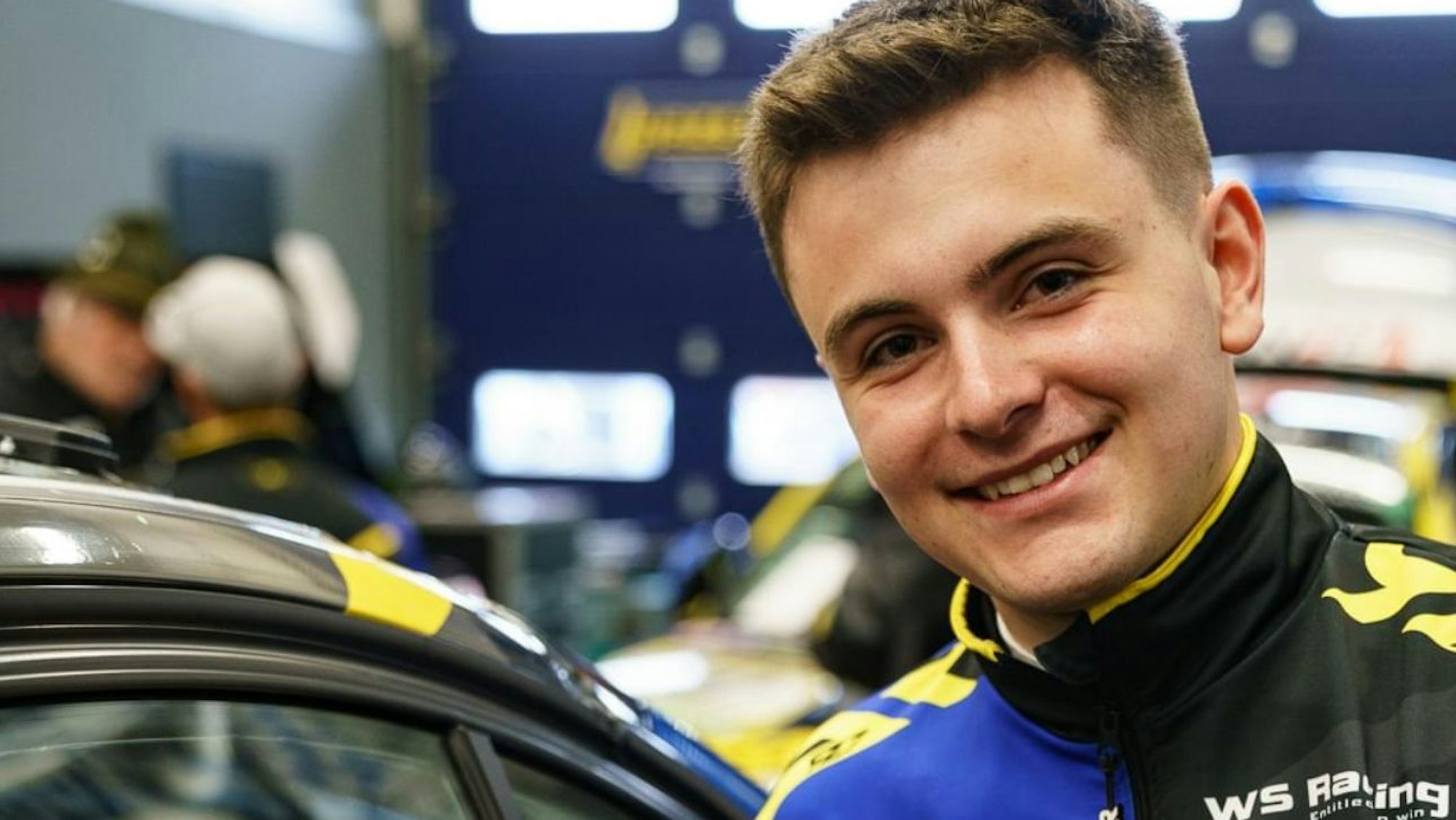 Maximilian Eisberg
an seinem Rennwagen.