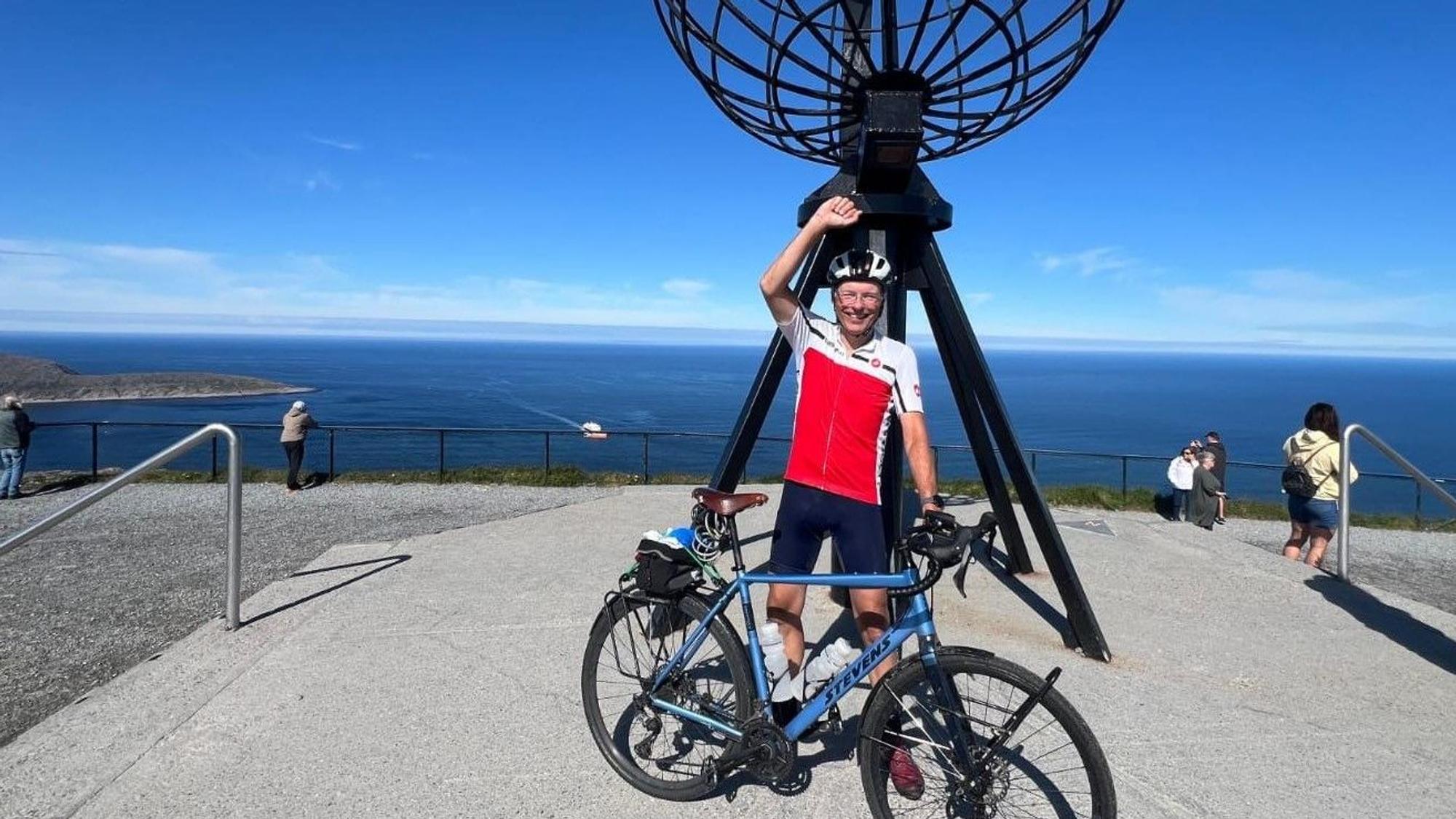 Johannes Hoffmann trifft auf seiner Radtour Rentiere, die die Straße queren.