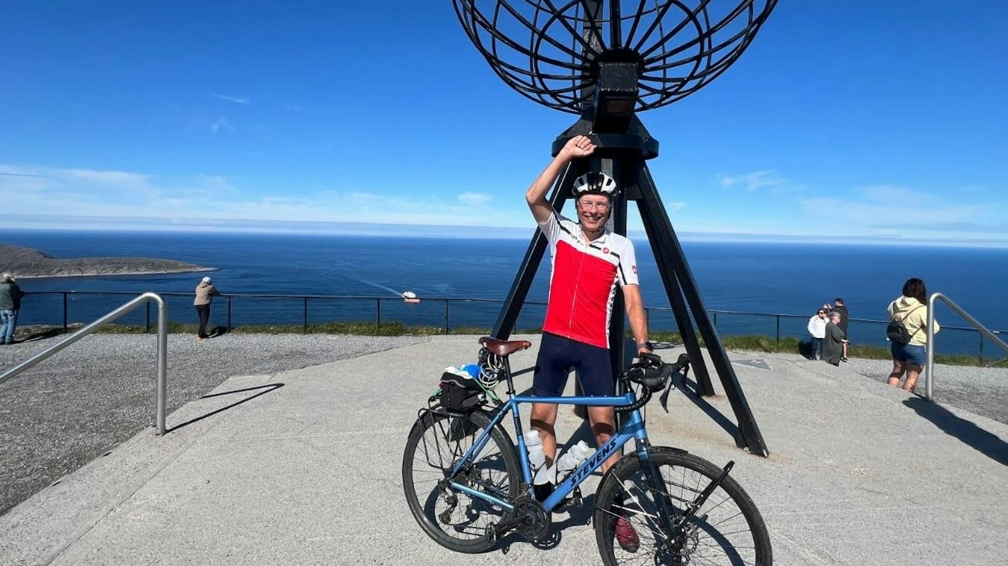 Johannes Hoffmann trifft auf seiner Radtour Rentiere, die die Straße queren.