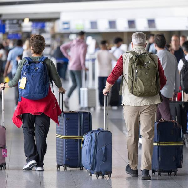 Passagiere warten auf dem Flughafen auf ihren Check-In.