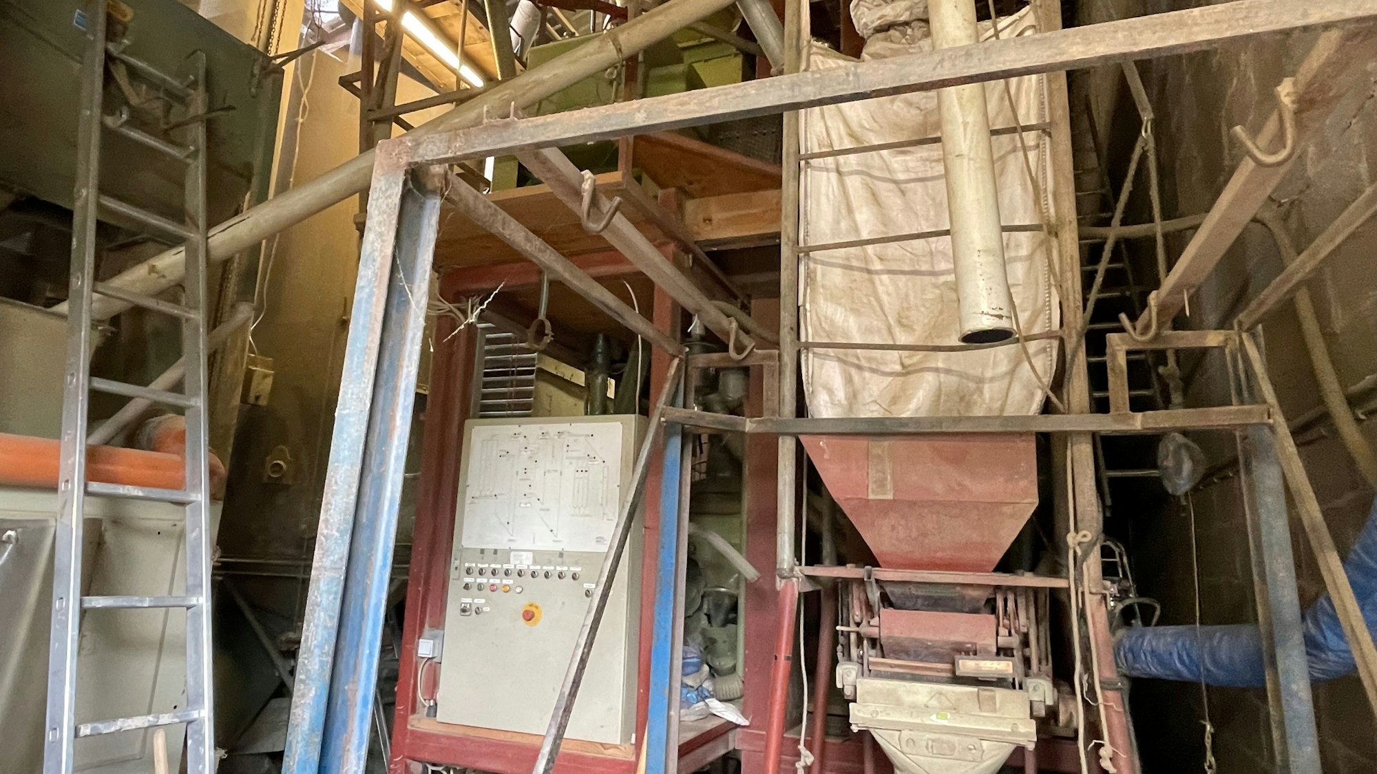 In der Scheune des Biobetriebs Becker in Hennef-Dambroich stehen große Siloanlagen für das geerntete Getreide.