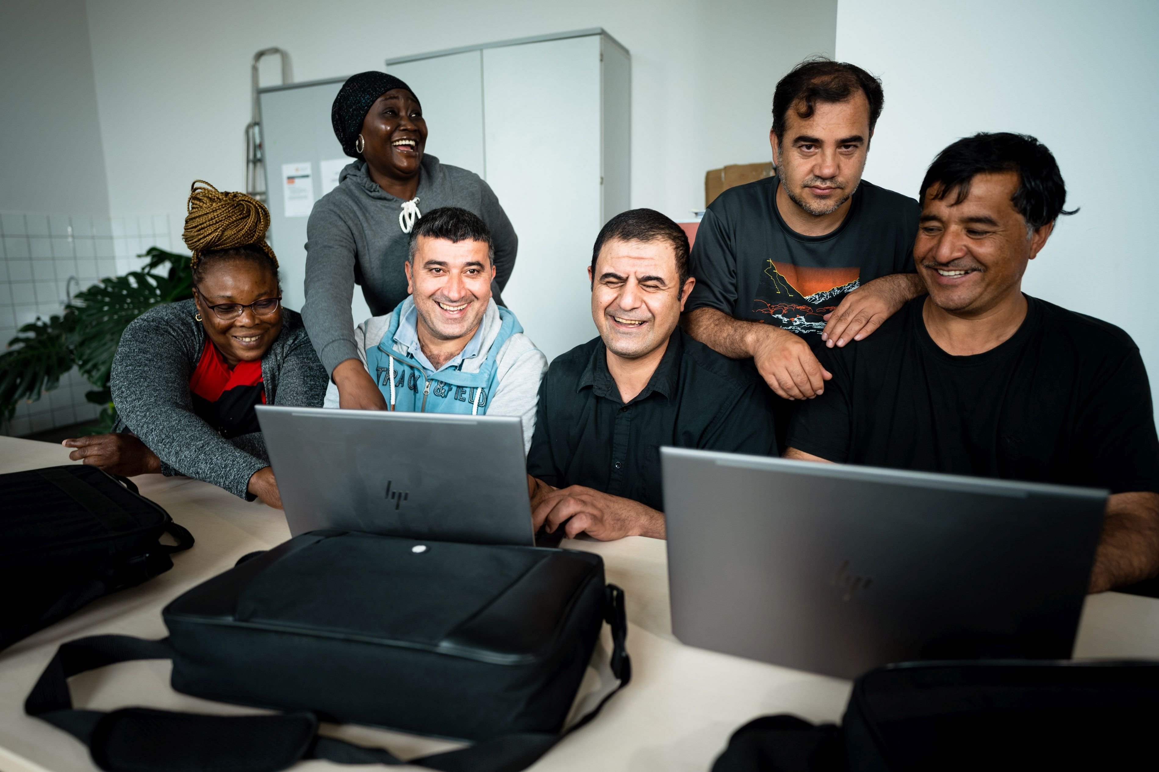 An das Flüchtlingszentrum „FliehKraft“ in Nippes spendete die GAG aufbereitete Laptops und Tablets.