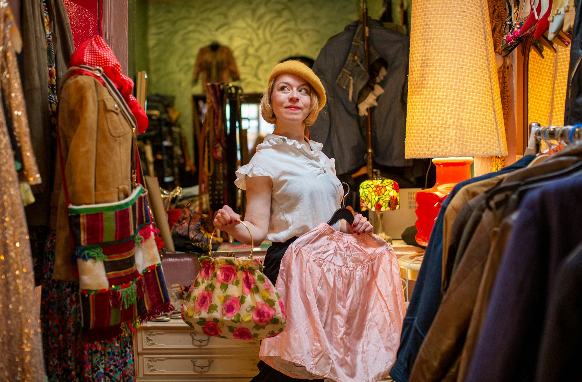 In ihrem Lieblingsladen „Entlarvt“ wird Mareike Marx fast immer fündig. Und notfalls schneidert sie um.