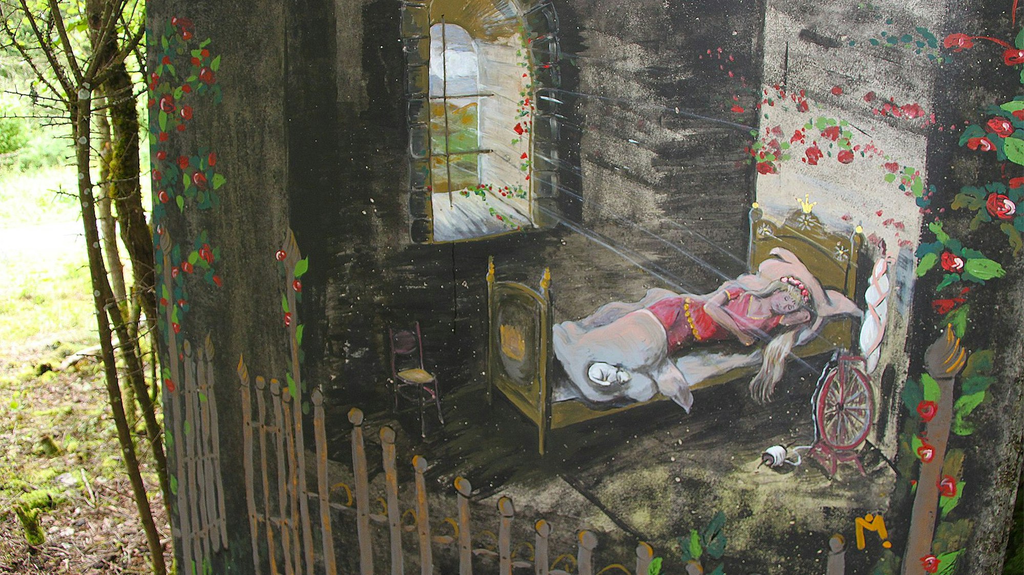 Ein Gemälde auf einer Beton-Wand zeigt eine Szene aus Dornröschen.