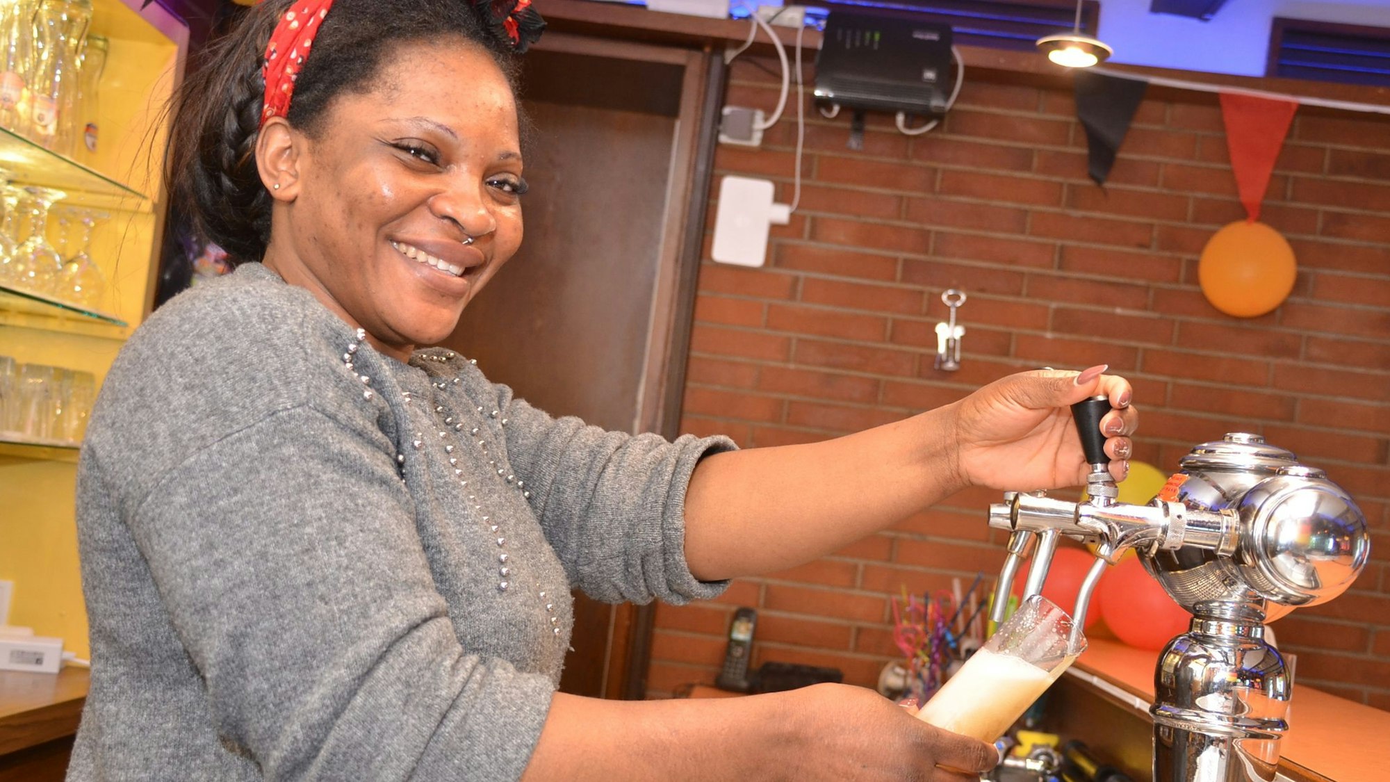 Die 37 Jahre alte Gabriela Osa führt seit kurzem in der Waldbröler Ortschaft Hermesdorf den Gasthof „Zur Linde“. Sie möchte mit etwa mit afrikanischem und südamerikanischem Gaumenkitzel zu Weltreisen auf dem Teller einladen. Unser Foto zeigt die Pächterin beim Zapfen von Peterskölsch.