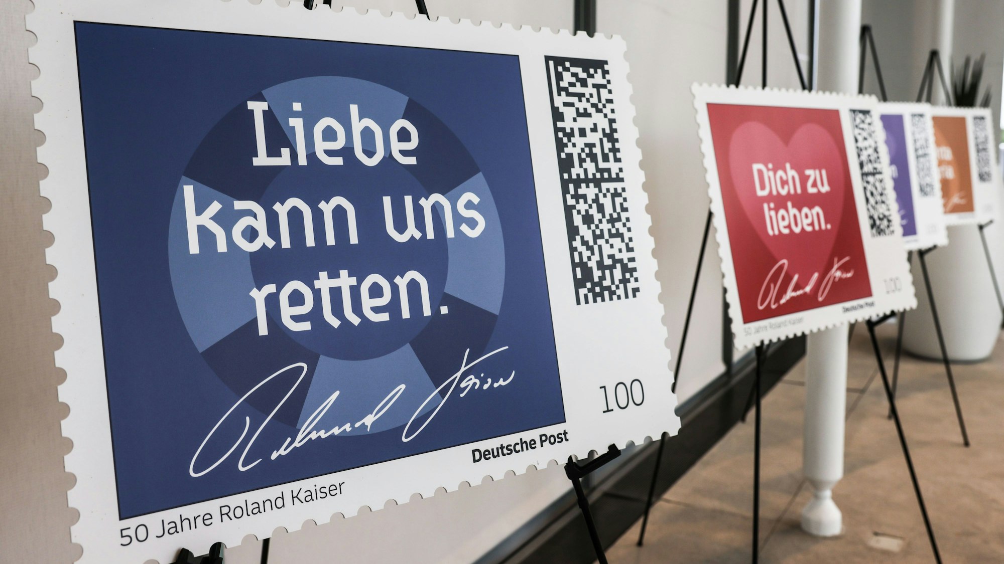 Briefmarken mit Titeln von Liedern des Schlagersängers Roland Kaiser stehen im Posttower. Die Deutsche Post und der Sänger haben eine neue Briefmarkenreihe zu seinem 50. Bühnenjubiläum vorgestellt.
