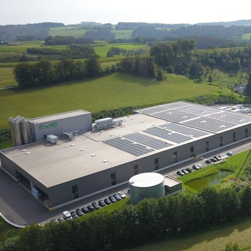 Eine Fabrikhalle aus der Luft aufgenommen.