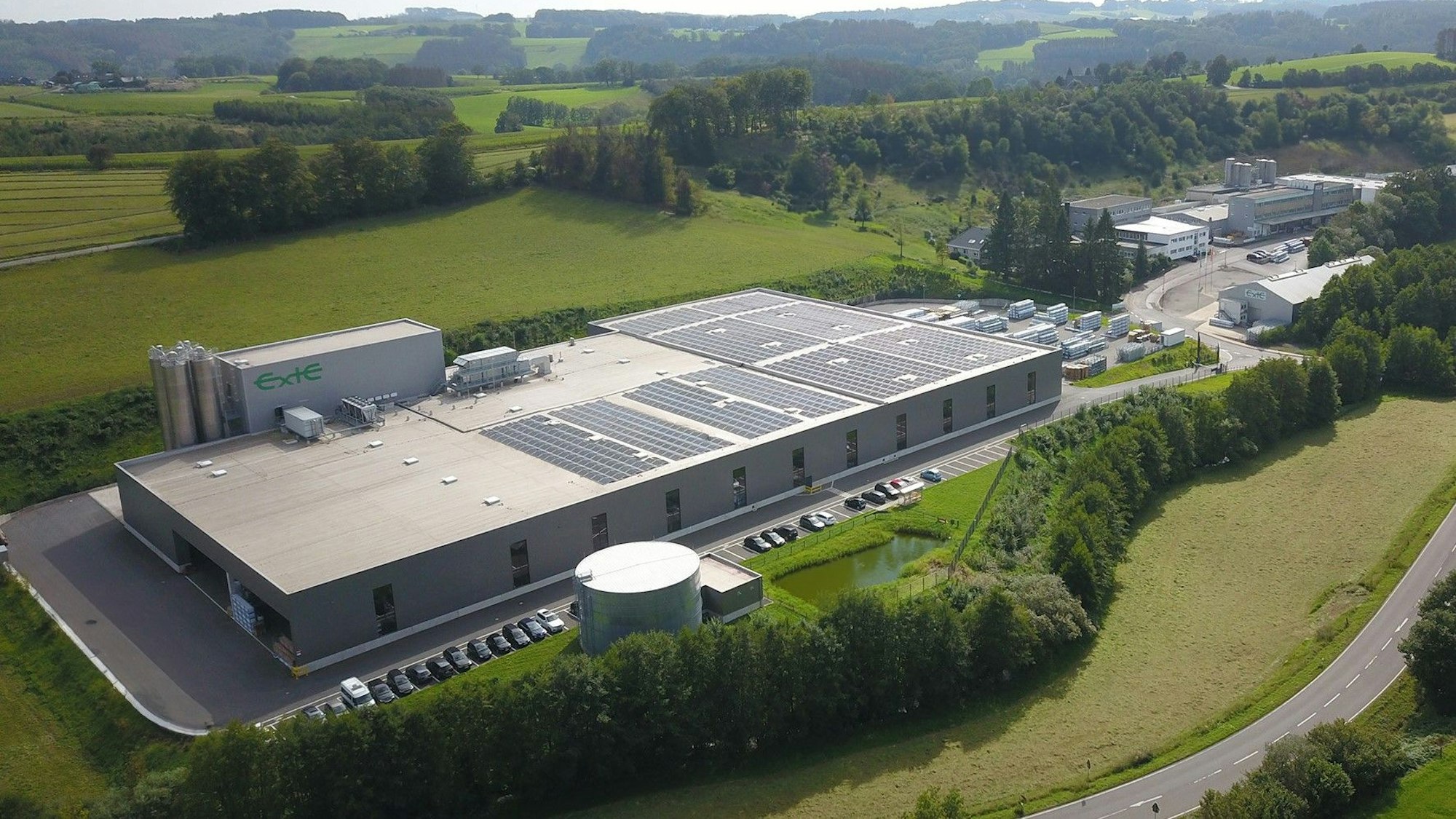 Eine Fabrikhalle aus der Luft aufgenommen.