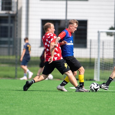 Das Bild zeigt eine Szene während des lockeren Trainings auf dem neuen Kunstrasenplatz.
