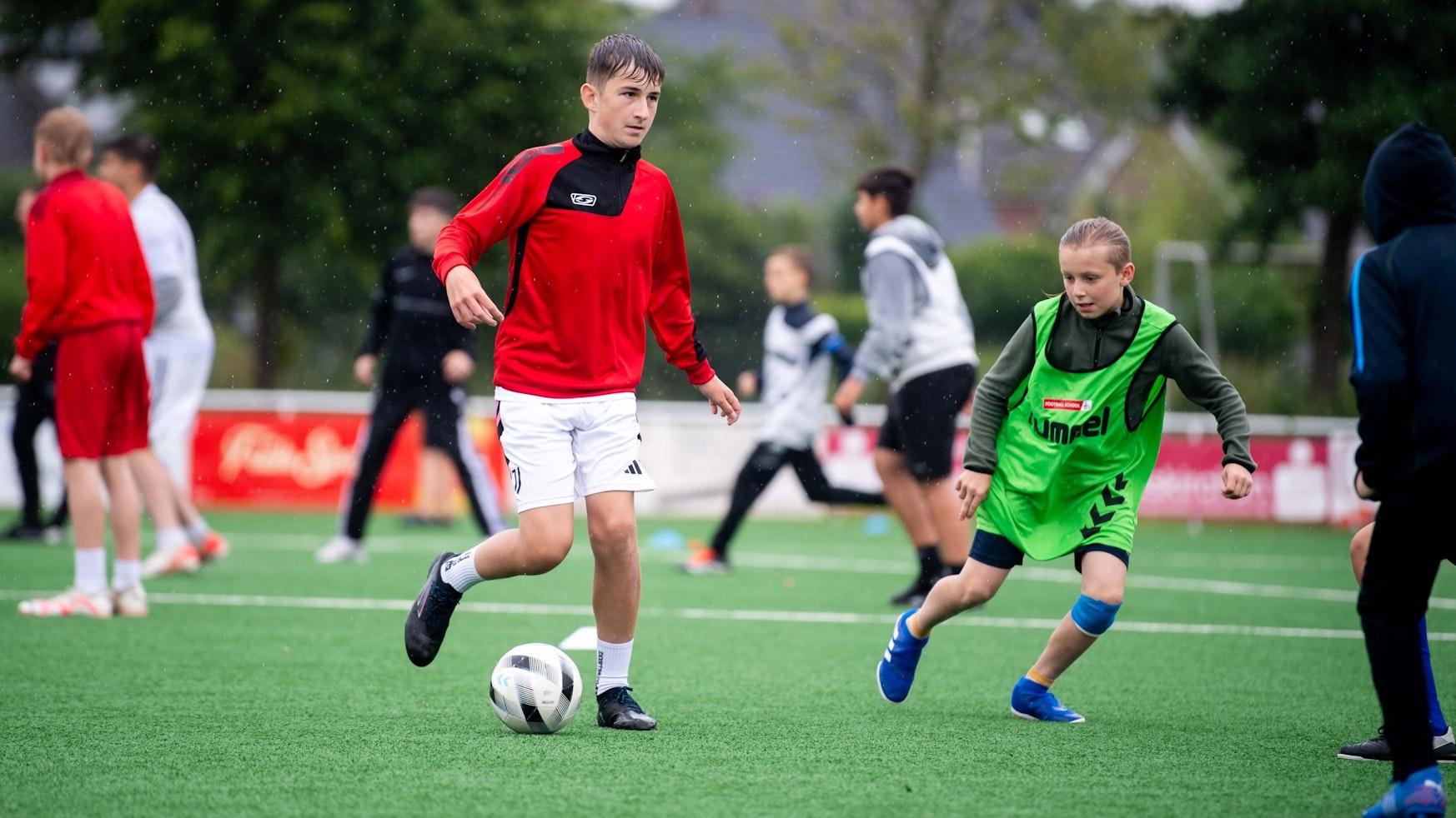 Das Bild zeigt Schüler der Gesamtschule beim Fußball.