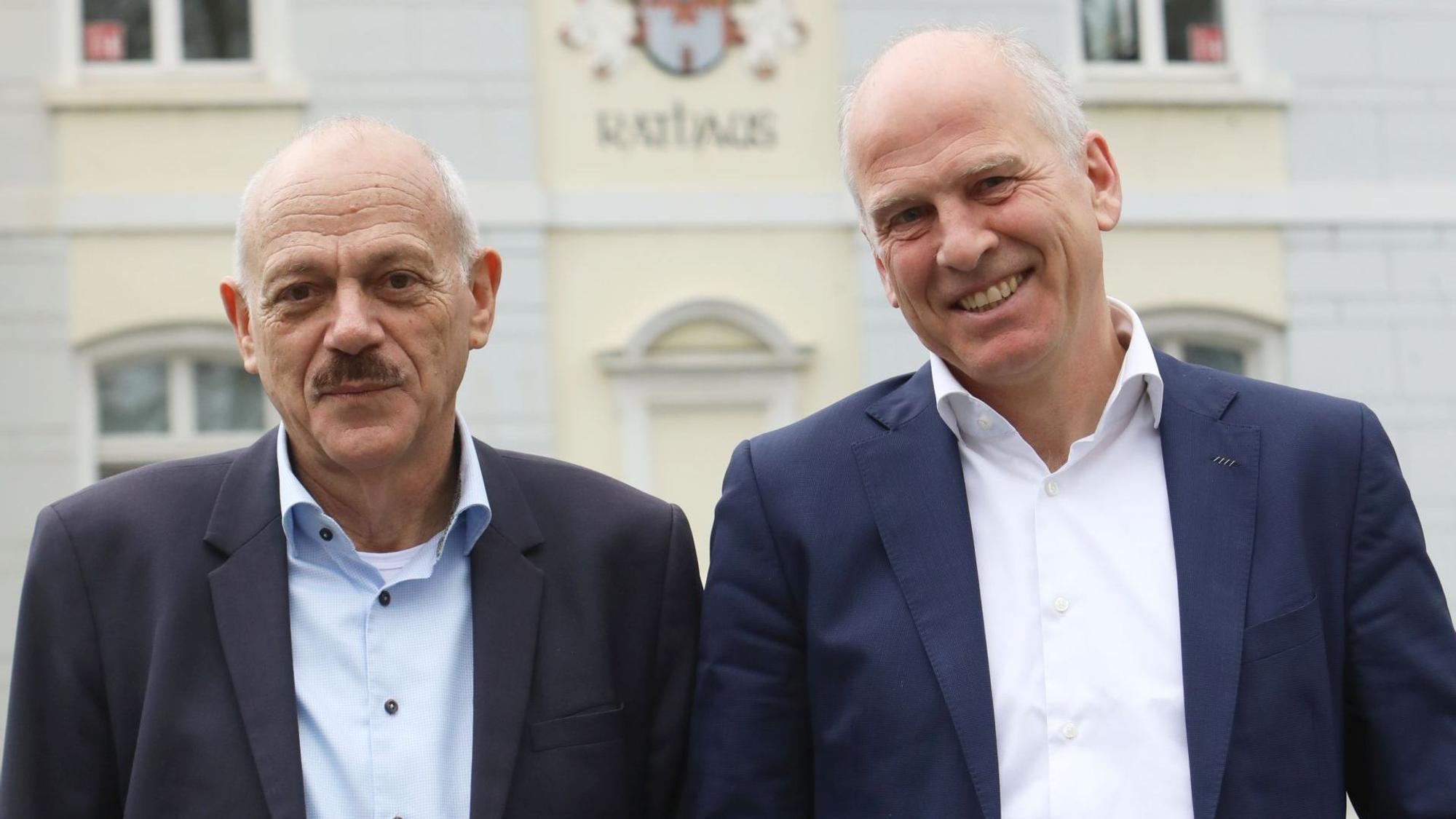Zwei Männer vor dem Rathaus in der Altstadt von Königswinter.