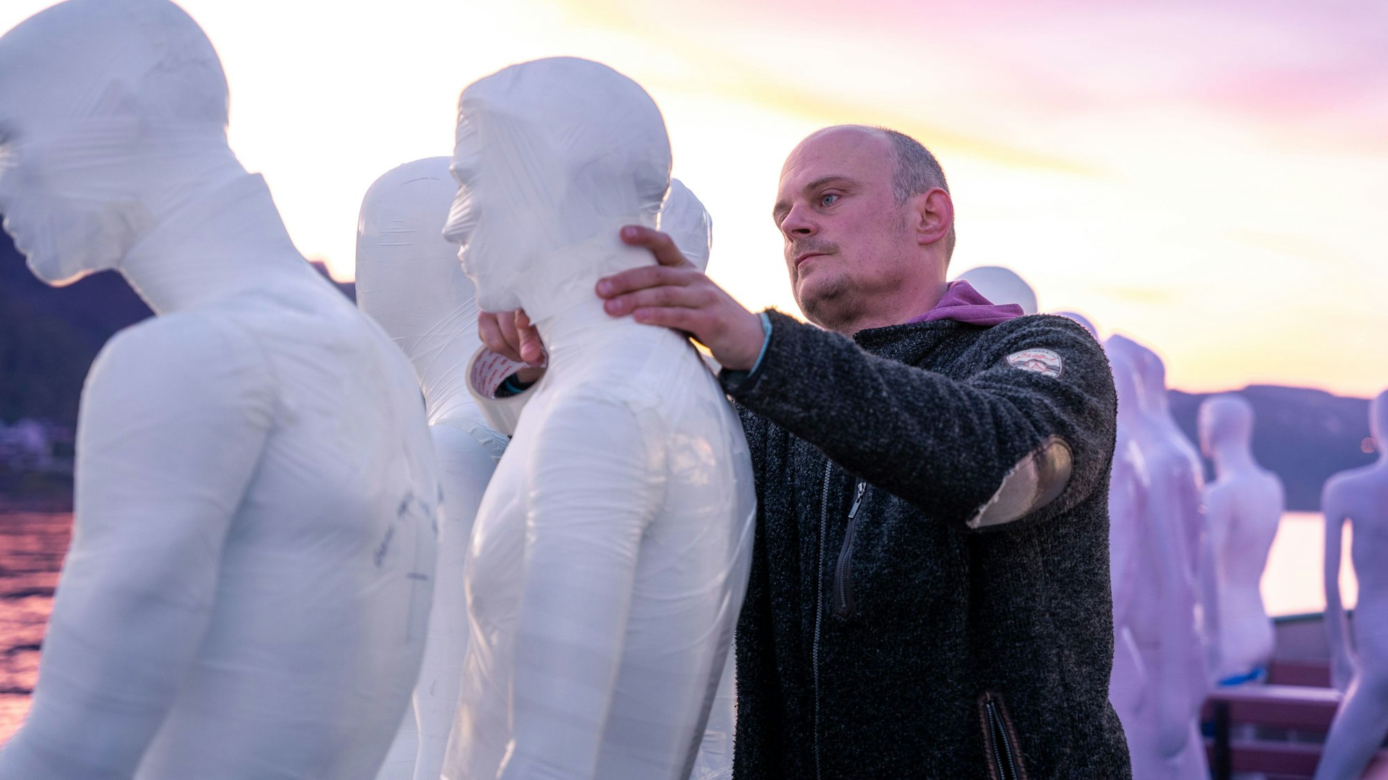 Der Künstler Josef Meseg mit seiner Installation
„Stumme Zeugen“.