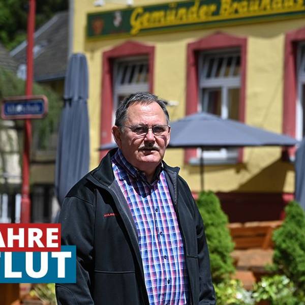 Franz Schockert steht in Gemünd auf dem Platz an der Alten Schule vor dem Brauhaus.