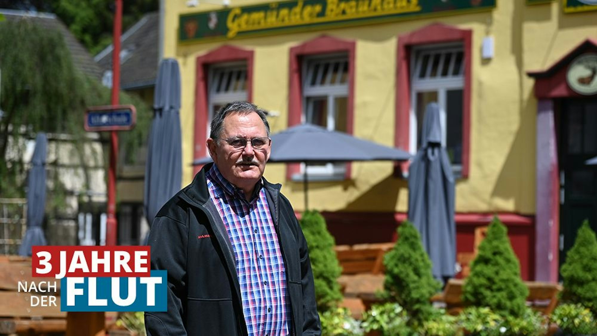 Franz Schockert steht in Gemünd auf dem Platz an der Alten Schule vor dem Brauhaus.