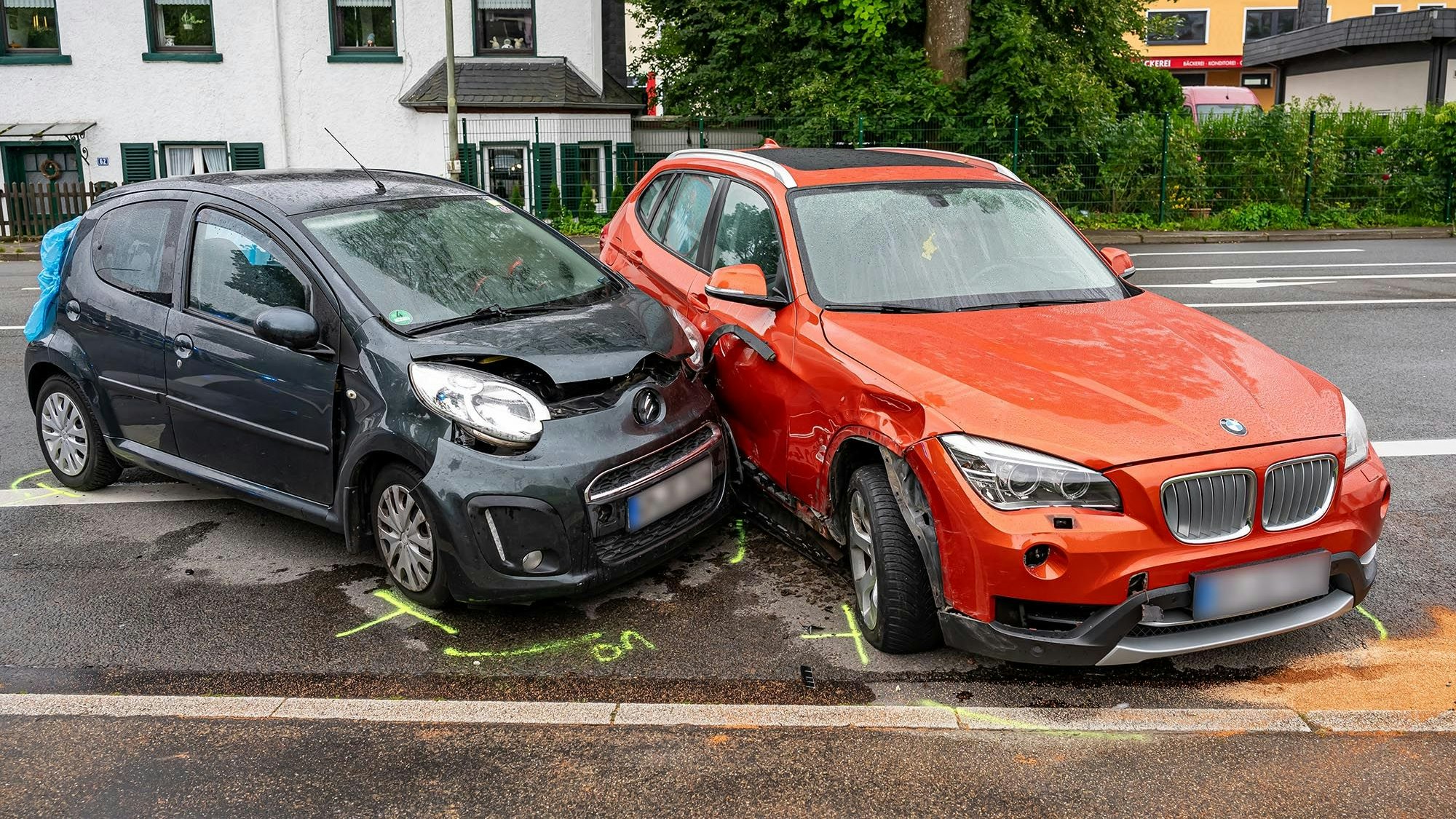 Zwei Autos stehen nach einem Verkehrsunfall auf einer Straße.