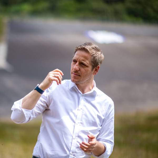 Das Bild zeigt Landrat Markus Ramers an der Steinbachtalsperre. Im Hintergrund sind der Damm und die Scharte zu sehen.