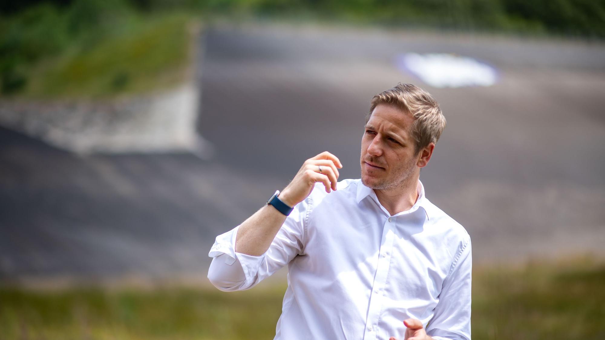 Das Bild zeigt Landrat Markus Ramers an der Steinbachtalsperre. Im Hintergrund sind der Damm und die Scharte zu sehen.
