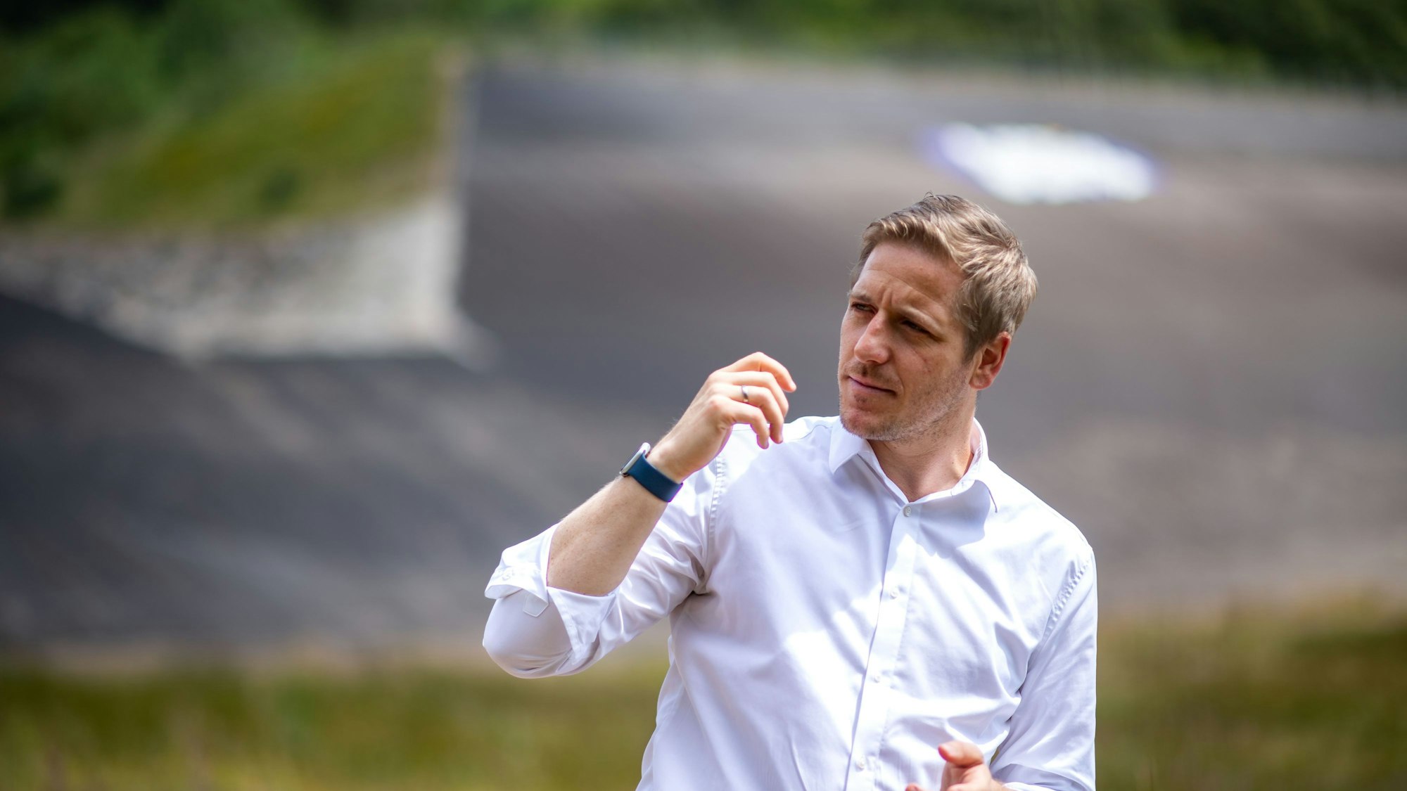 Das Bild zeigt Landrat Markus Ramers an der Steinbachtalsperre. Im Hintergrund sind der Damm und die Scharte zu sehen.