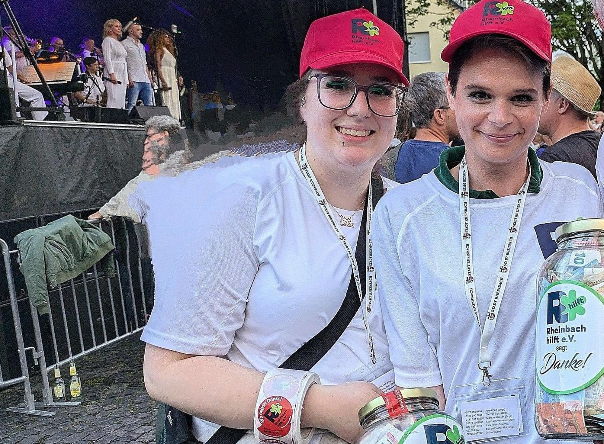 12. Juli 2024. Rheinbach. Benefizkonzert der Big Band der Bundeswehr für "Rheinbach hilft" auf dem Himmeroder Wall. Auch Rheinbachs ehemaliger Bürgermeister Stefan Raetz sammelte Spendengelder ein.Foto: Frank Engel-Strebel