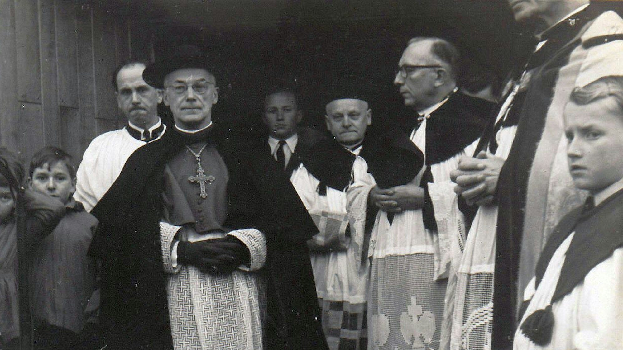 Der Kölner Erzbischof Josef Kardinal Frings wurde am 2. Januar 1955 an der Kirche in Alzen von Dechant Karl Strack feierlich empfangen. Der Erzbischof hatte der Kirche in dieser Ortschaft Morsbachs die Fatima-Madonna als Geschenk überlassen.