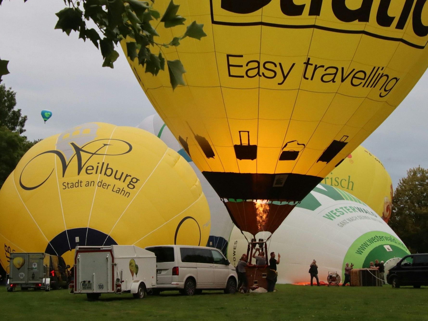 Im Kurpark machten sich Ballonteams bereit zum Abheben.