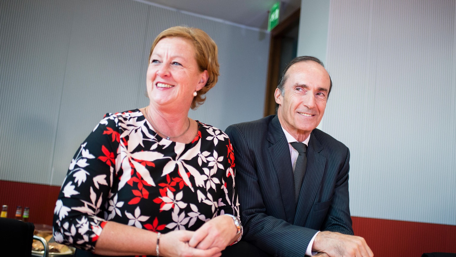 Die Obfrau Michaela Engelmeier (SPD) und der Obmann Eberhard Gienger (CDU, l-r), des Sportausschusses des Deutschen Bundestages warten am 04.11.2015 auf den Beginn der 38. Sitzung des Sportausschusses im Paul-Löbe-Haus in Berlin.