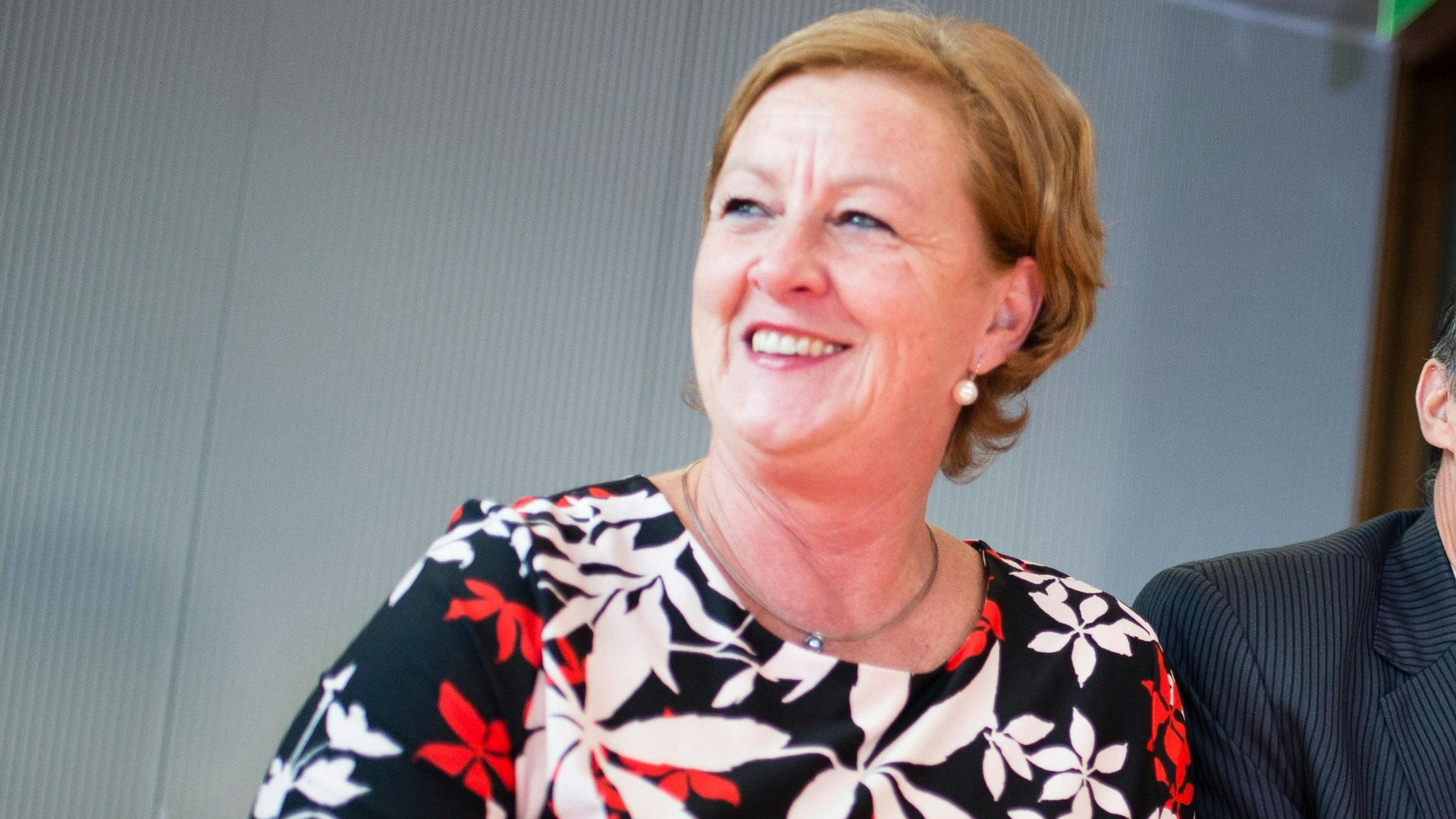 Die Obfrau Michaela Engelmeier (SPD) und der Obmann Eberhard Gienger (CDU, l-r), des Sportausschusses des Deutschen Bundestages warten am 04.11.2015 auf den Beginn der 38. Sitzung des Sportausschusses im Paul-Löbe-Haus in Berlin.