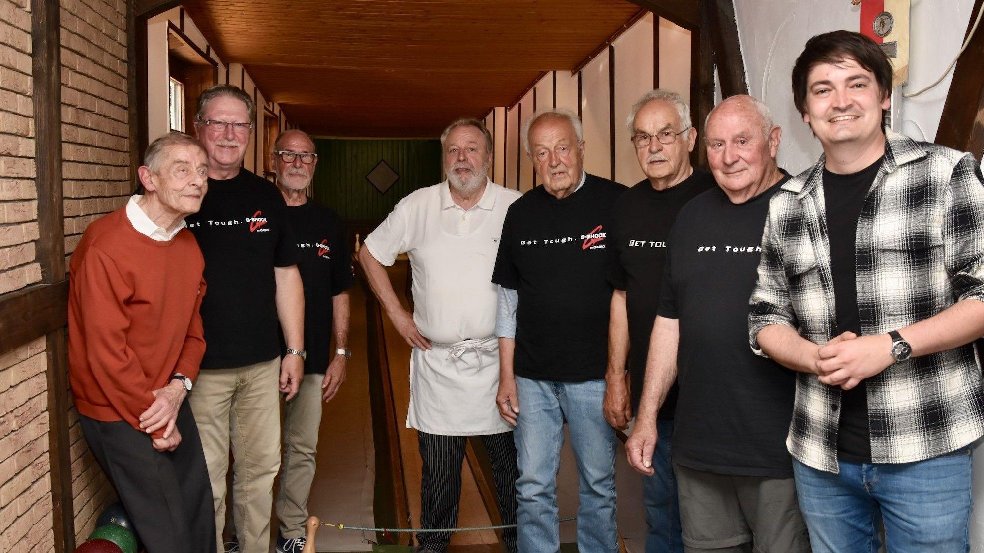 Friedhelm Genosko, Karlheinz Haag, Hans Gerhards, Wingert-Wirt Franz Müßgen, Helmut Dick, Georg Fox, Werner Ostermann, Bürgermeister Mario Dahm.