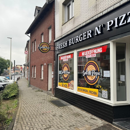 Auf dem Bild ist das Ladenlokal der neuen Gastronomie von außen zu sehen.