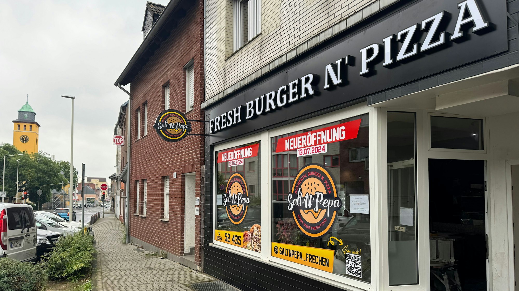 Auf dem Bild ist das Ladenlokal der neuen Gastronomie von außen zu sehen.