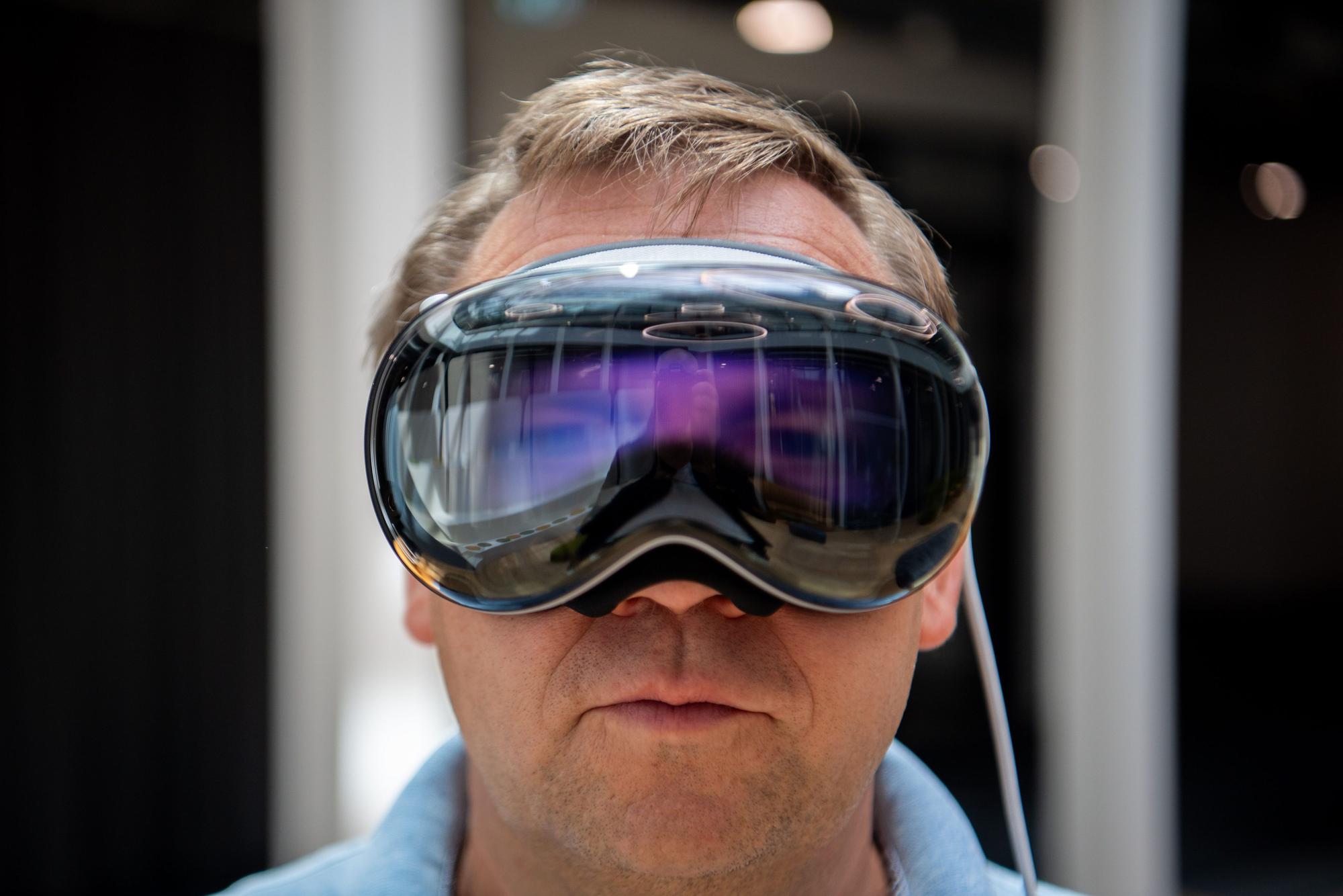Ein Mann trägt die Computer-Brille Apple Vision Pro.