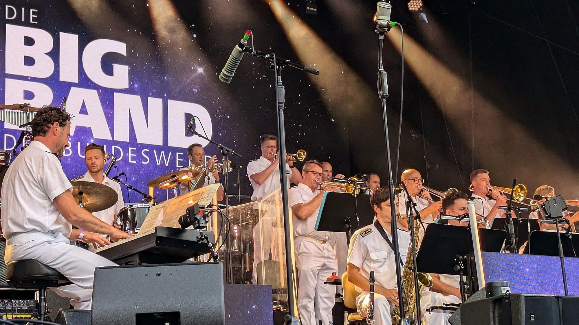 12. Juli 2024. Rheinbach. Benefizkonzert der Big Band der Bundeswehr für "Rheinbach hilft" auf dem Himmeroder Wall. Foto: Frank Engel-Strebel