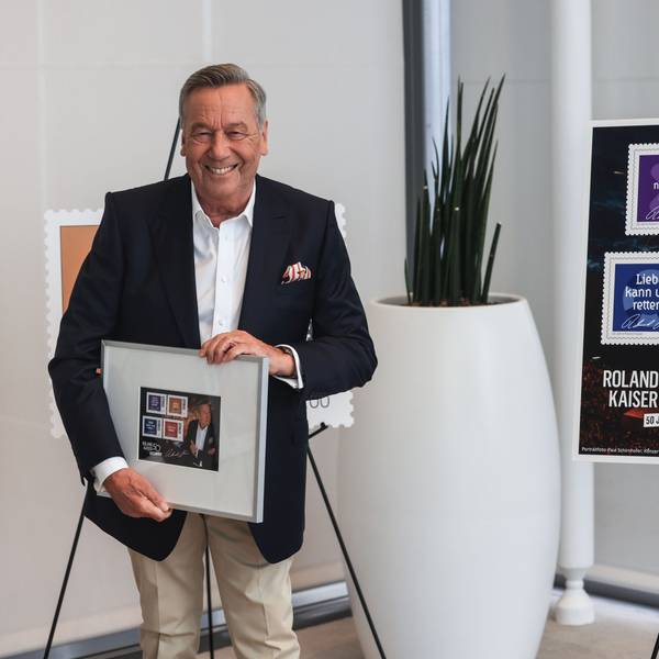 Roland Kaiser, Schlagersänger steht im Posttower vor einer neue Briefmarkenreihe mit Titeln seiner Karriere. Die Deutsche Post und der Sänger haben eine neue Briefmarkenreihe zu seinem 50. Bühnenjubiläum vorgestellt.