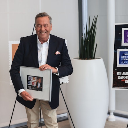 Roland Kaiser, Schlagersänger steht im Posttower vor einer neue Briefmarkenreihe mit Titeln seiner Karriere. Die Deutsche Post und der Sänger haben eine neue Briefmarkenreihe zu seinem 50. Bühnenjubiläum vorgestellt.