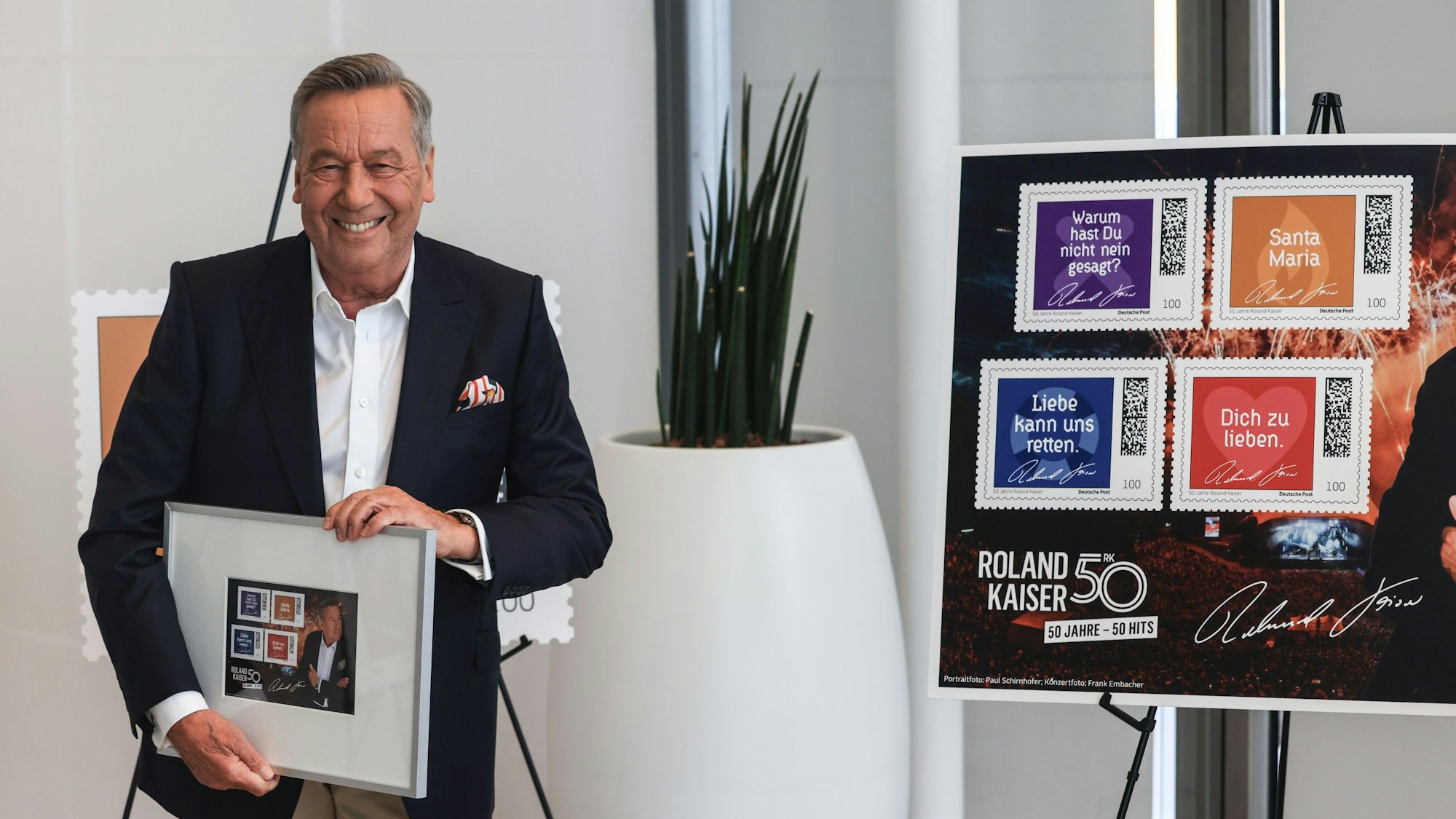 Roland Kaiser, Schlagersänger steht im Posttower vor einer neue Briefmarkenreihe mit Titeln seiner Karriere. Die Deutsche Post und der Sänger haben eine neue Briefmarkenreihe zu seinem 50. Bühnenjubiläum vorgestellt.
