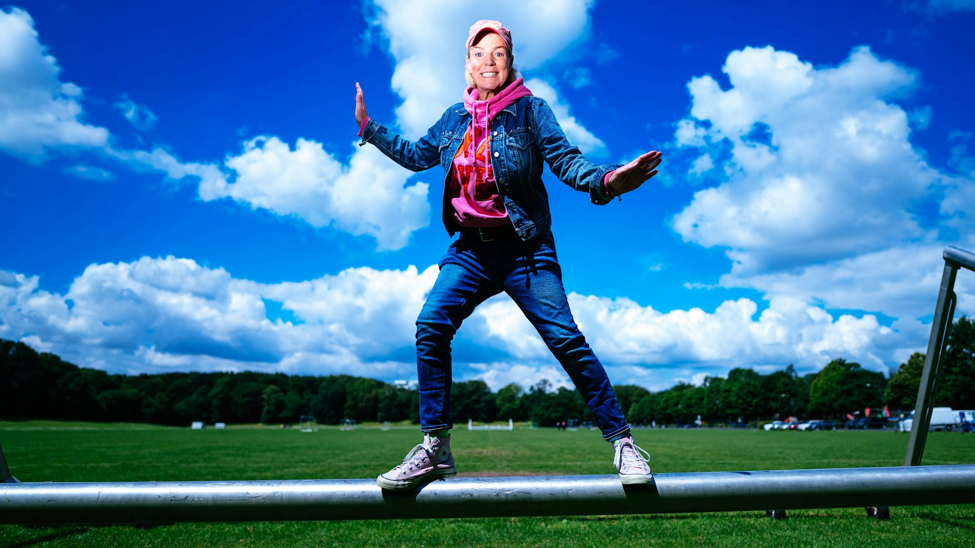 Auf der Jahnwiese balanciert Mirja Boes auf einem Torpfosten.