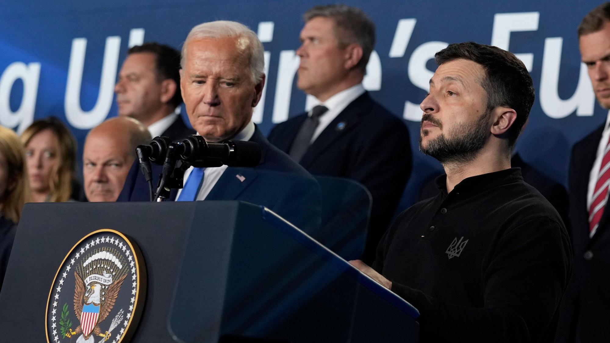 US-Präsident Joe Biden und der Präsident der Ukraine Wolodymyr Selenskyj stehen auf der Bühne, nachdem sie während einer Veranstaltung zum Ukraine Compact am Rande des Nato-Gipfels in Washington gesprochen haben.