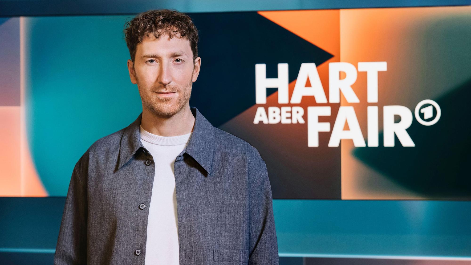 Moderator Louis Klamroth steht im neu gestalteten Studio der WDR-Talkshow „hart aber fair“.
