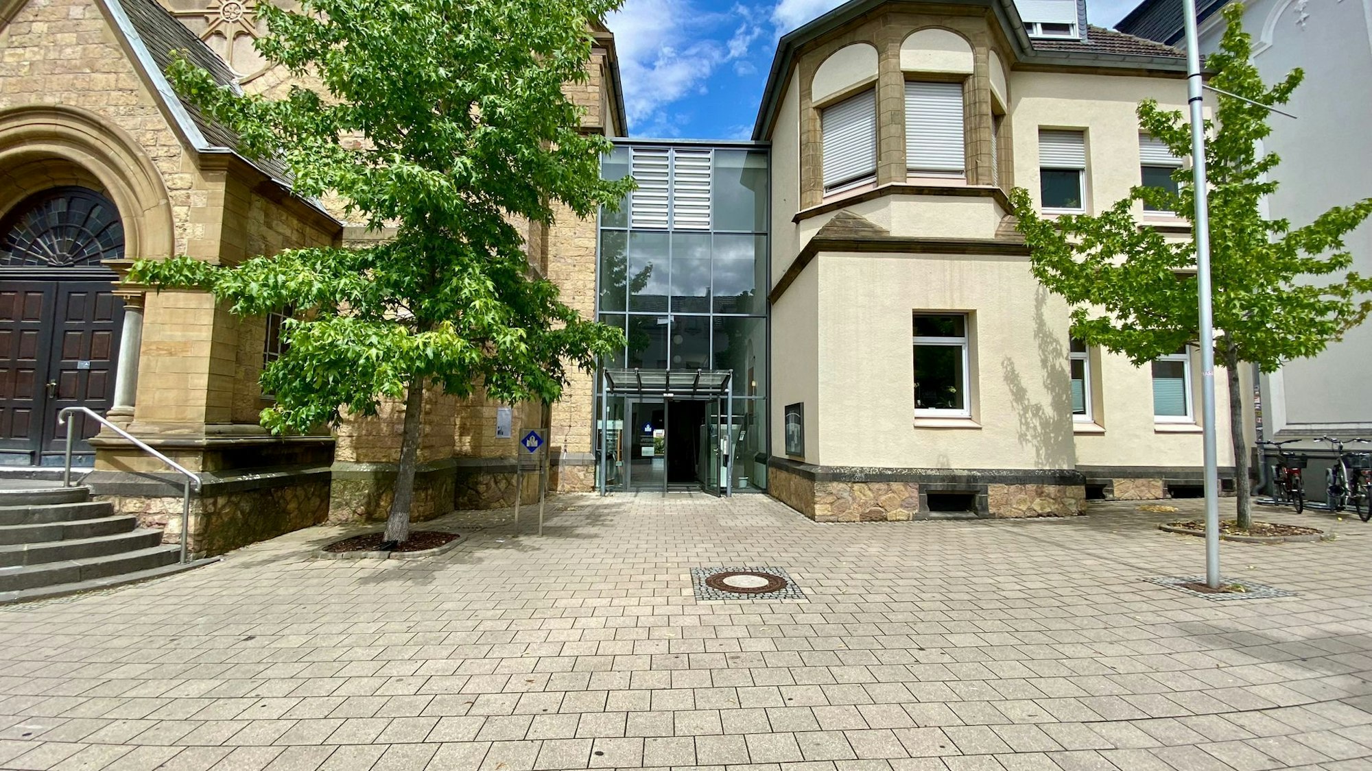 Das Bild zeigt die Eingänge zur Kirche und zum Gemeindezentrum.