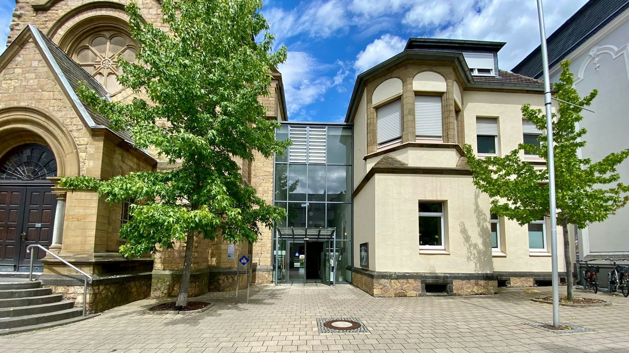 Eine Außenaufnahme der evangelischen Kirche und des Gemeindezentrums in Euskirchen.