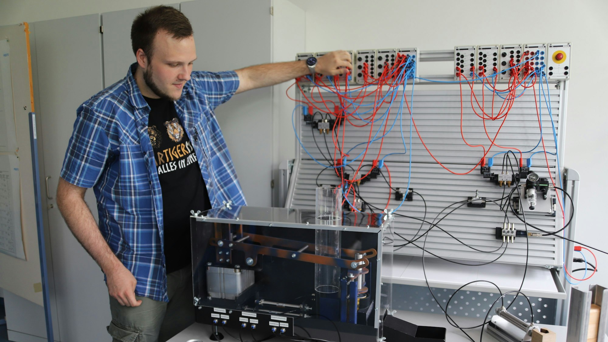 Michel Karthe stellt einen automatischen Dosenquetscher vor.