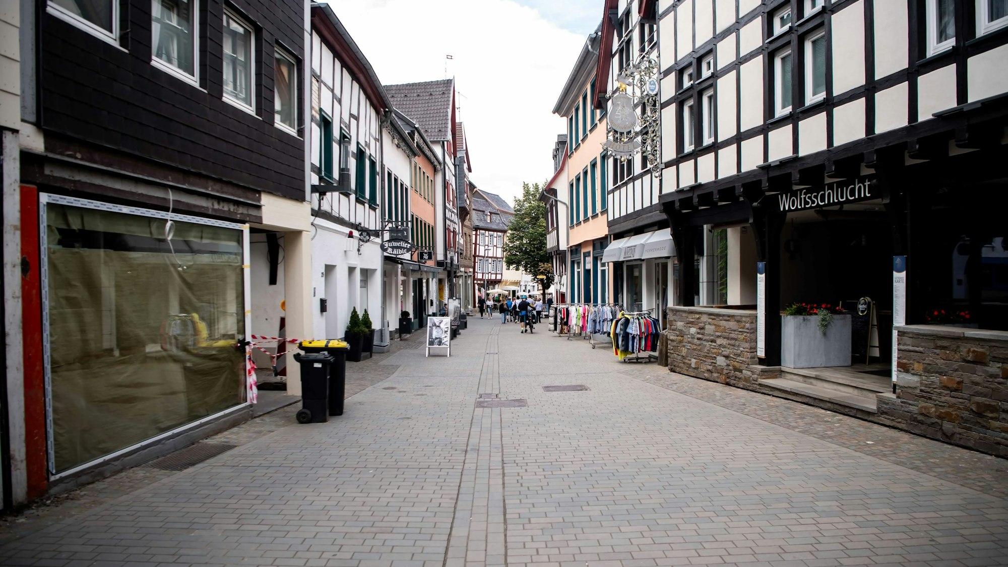 Das Bild zeigt die Fußgängerzone von Bad Münstereifel. Vor drei Jahren waren die Straße durch die Flut stark zerstört und das Pflaster weggespült worden.