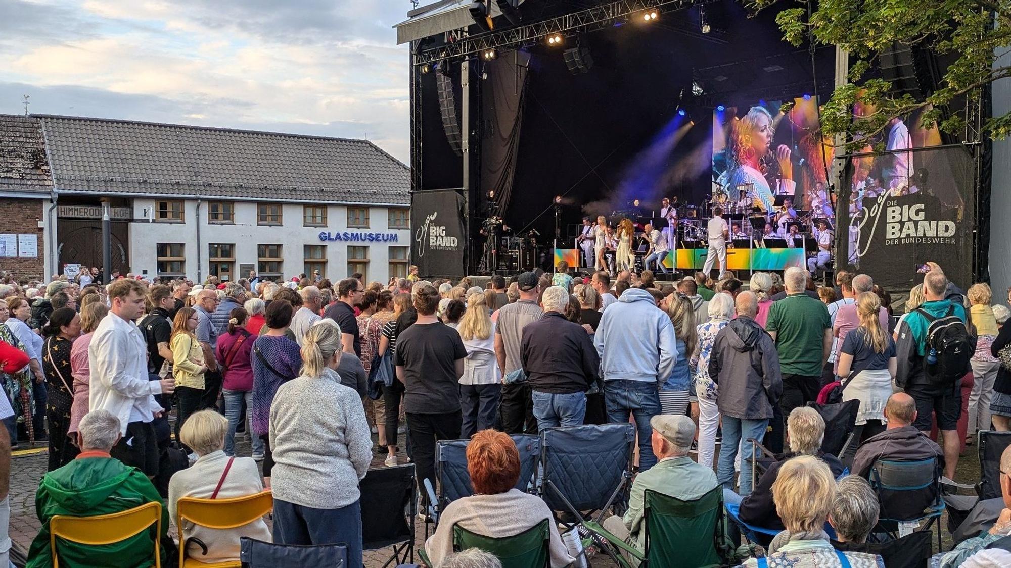 12. Juli 2024. Rheinbach. Benefizkonzert der Big Band der Bundeswehr für "Rheinbach hilft" auf dem Himmeroder Wall. Mehr als 3.000 Zuschauer kamen auf den Himmeroder Wall. Foto: Frank Engel-Strebel
