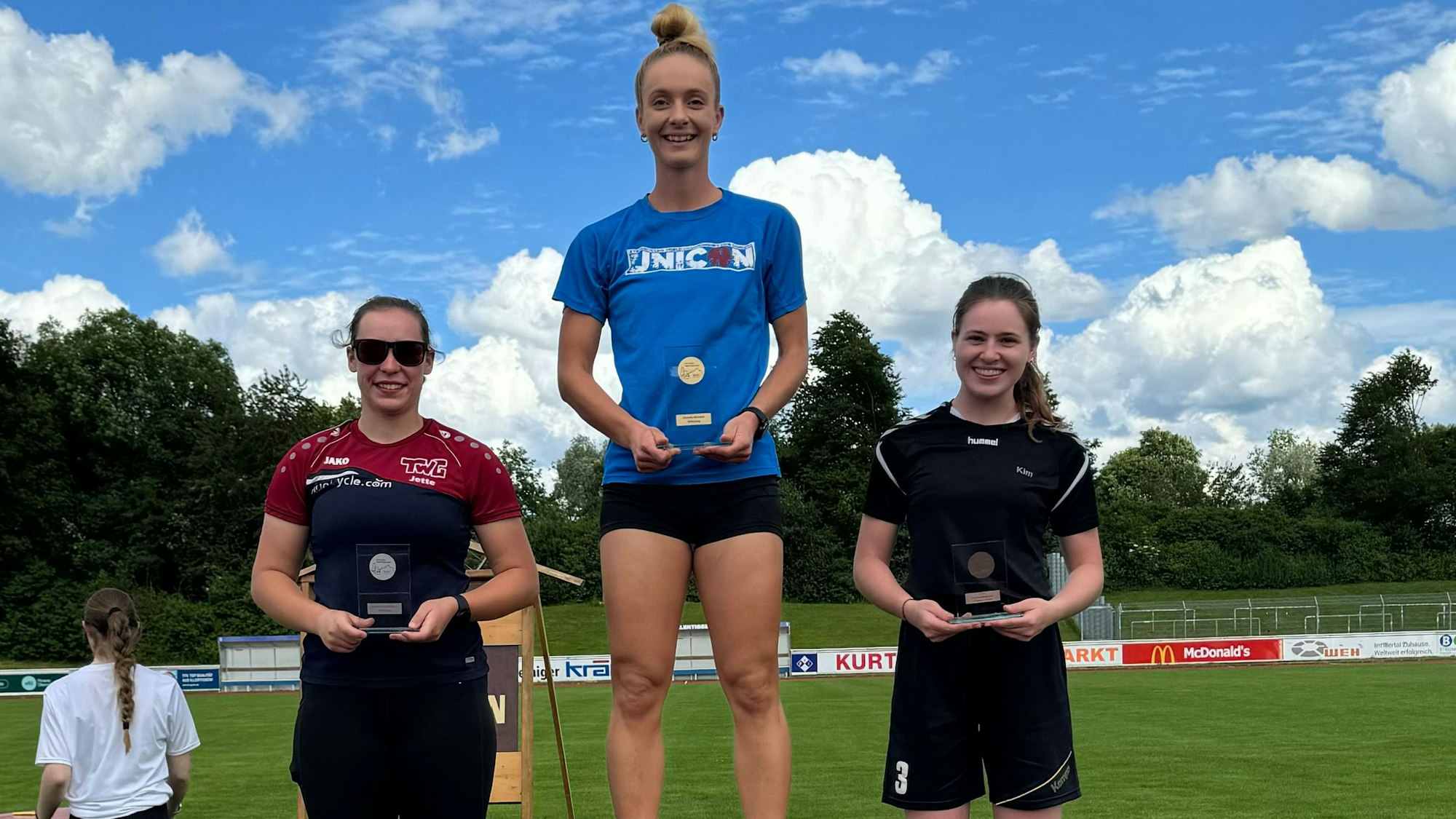 Zu sehen ist die Siegerehrung von Einradfahrerinnen