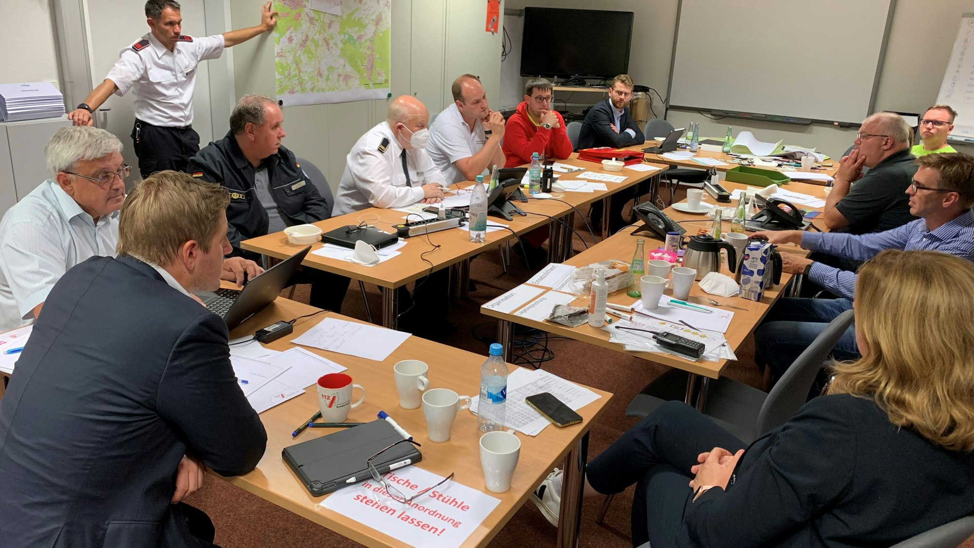 Das Bild zeigt den Führungsstab im Kreishaus. Mehrere Menschen sitzen an einem großen Tisch.
