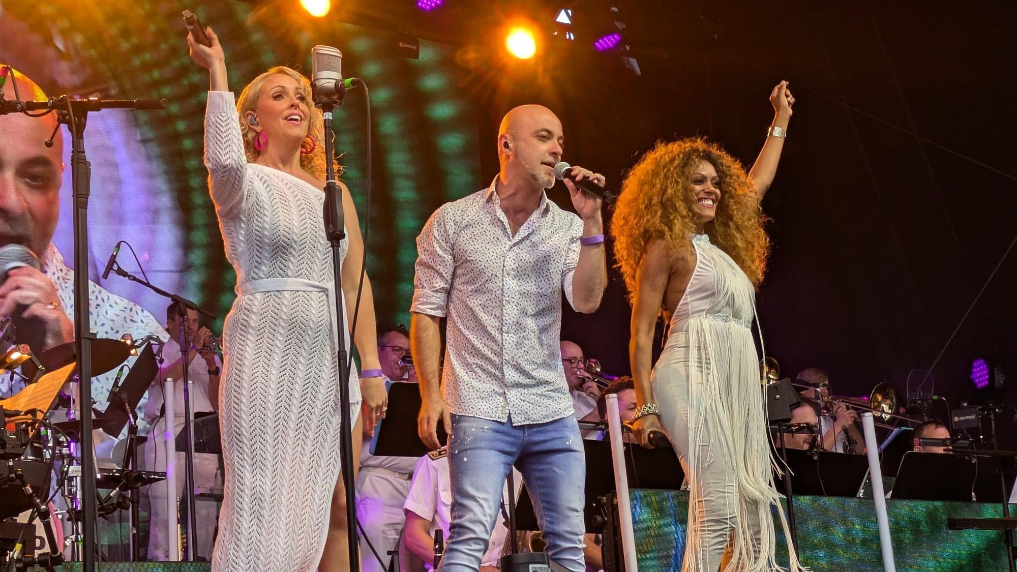 12. Juli 2024. Rheinbach. Benefizkonzert der Big Band der Bundeswehr für "Rheinbach hilft" auf dem Himmeroder Wall. Die Solisten (von links) Susan Albers, Marco Matias und Bonita. Foto: Frank Engel-Strebel