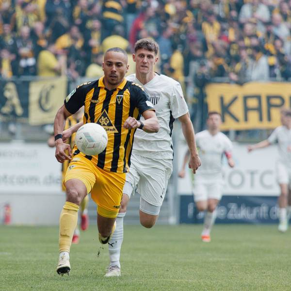 Aachen, Deutschland 27. April 2024: Regionalliga West - 2023/2024 - Alemannia Aachen vs. 1. FC Bocholt Im Bild: Robin Afamefuna Aachen mit Ball, Tivoli Nordrhein Westfalen *** Aachen, Germany 27 April 2024 Regionalliga West 2023 2024 Alemannia Aachen vs 1 FC Bocholt In the picture Robin Afamefuna Aachen with ball, Tivoli North Rhine-Westphalia Copyright: xFotostandx/xNiewelerx