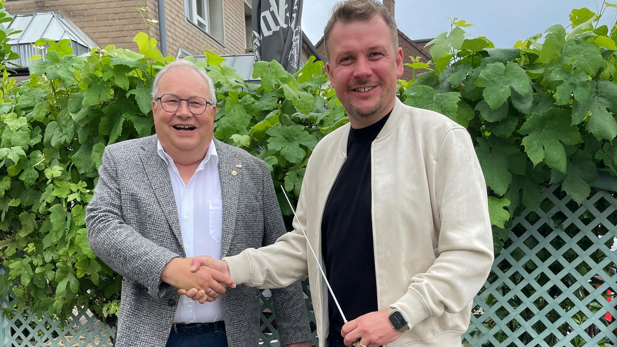 Auf dem Bild ist der alte und der neue Präsident des Lions Clubs Hürth zu sehen.