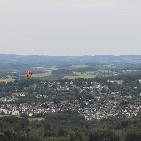 Heißluftballone schweben am Himmel.